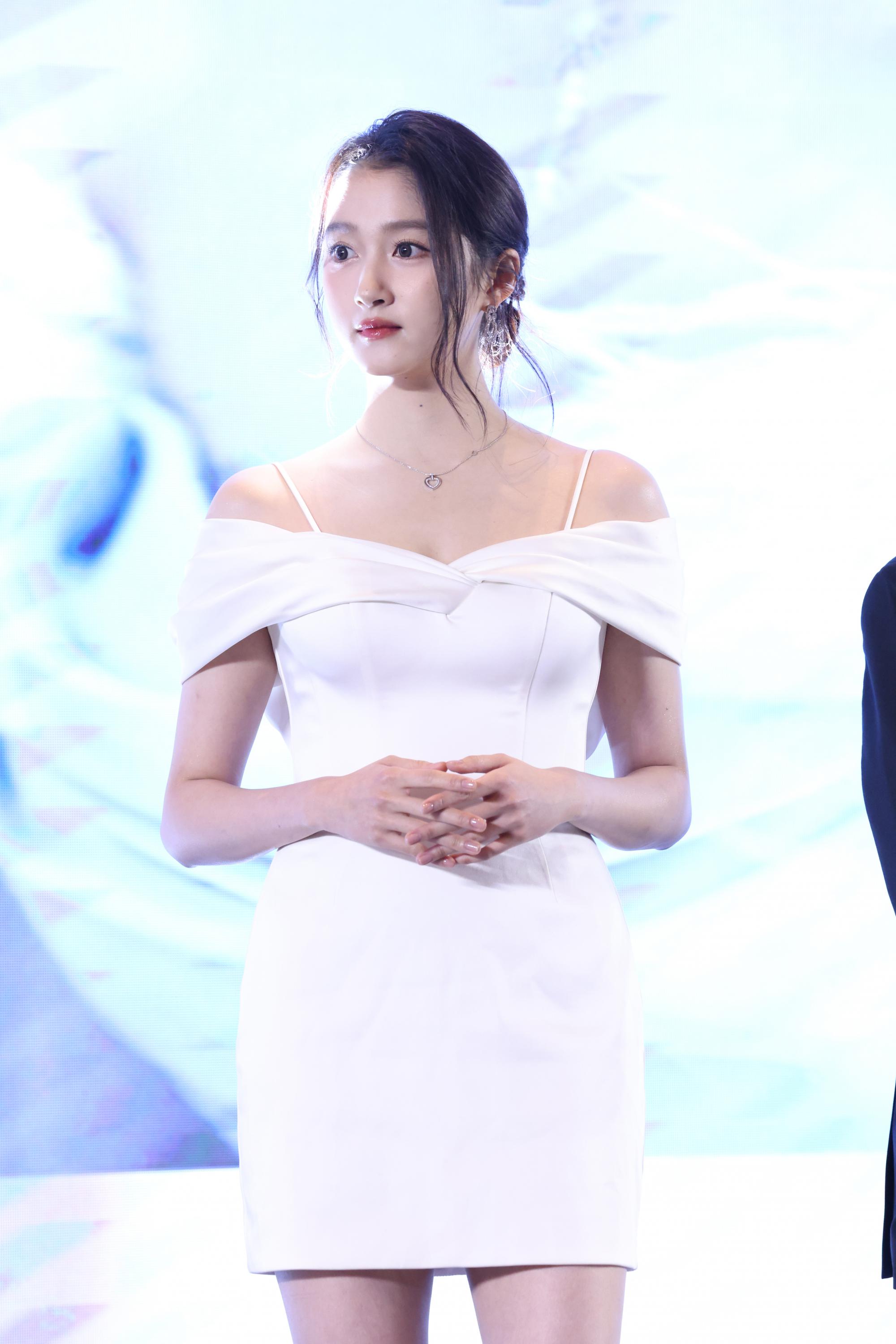 关晓彤生图白色连衣短裙半身现场生图照[8]